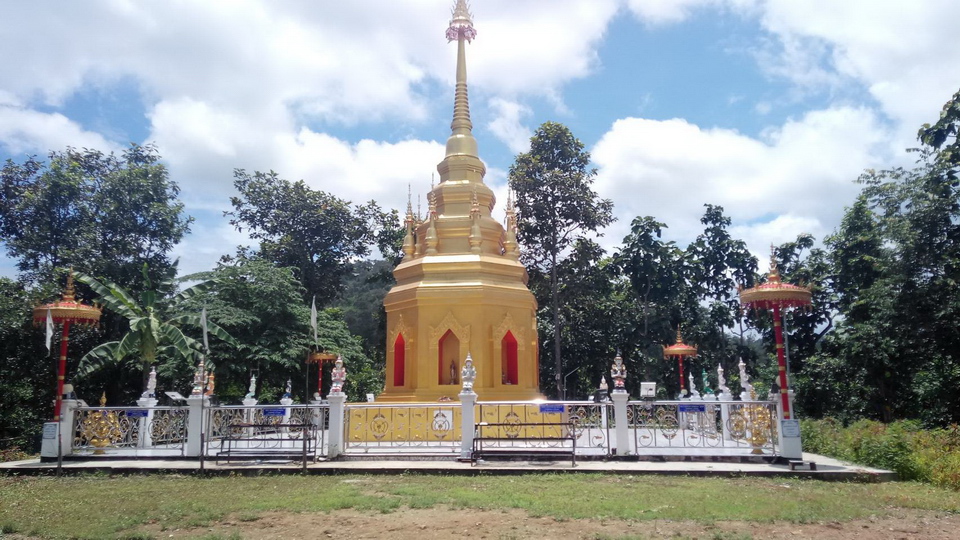 พระธาตุแสงก๋าบ้านแม่กอน